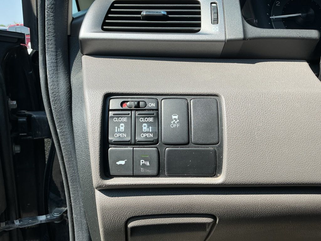 Thumbnail: 2011 Honda Odyssey - 23