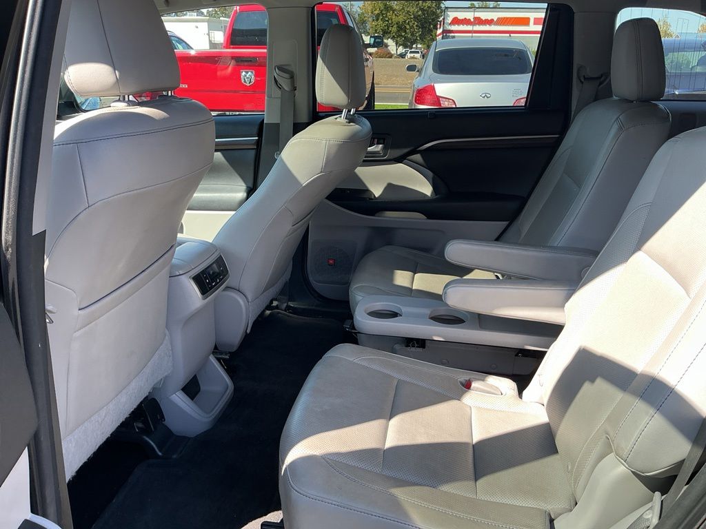 Thumbnail: 2016 Toyota Highlander - 8
