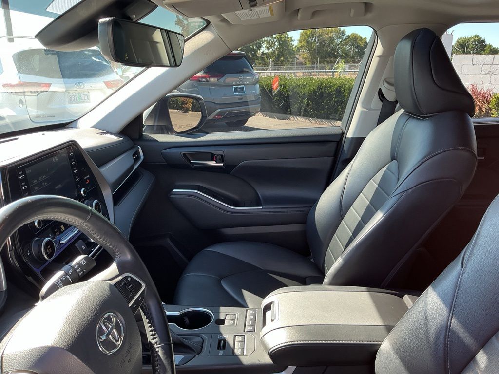 Thumbnail: 2022 Toyota Highlander - 10
