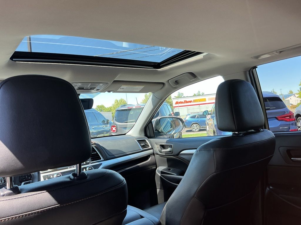 Thumbnail: 2019 Toyota Highlander - 31