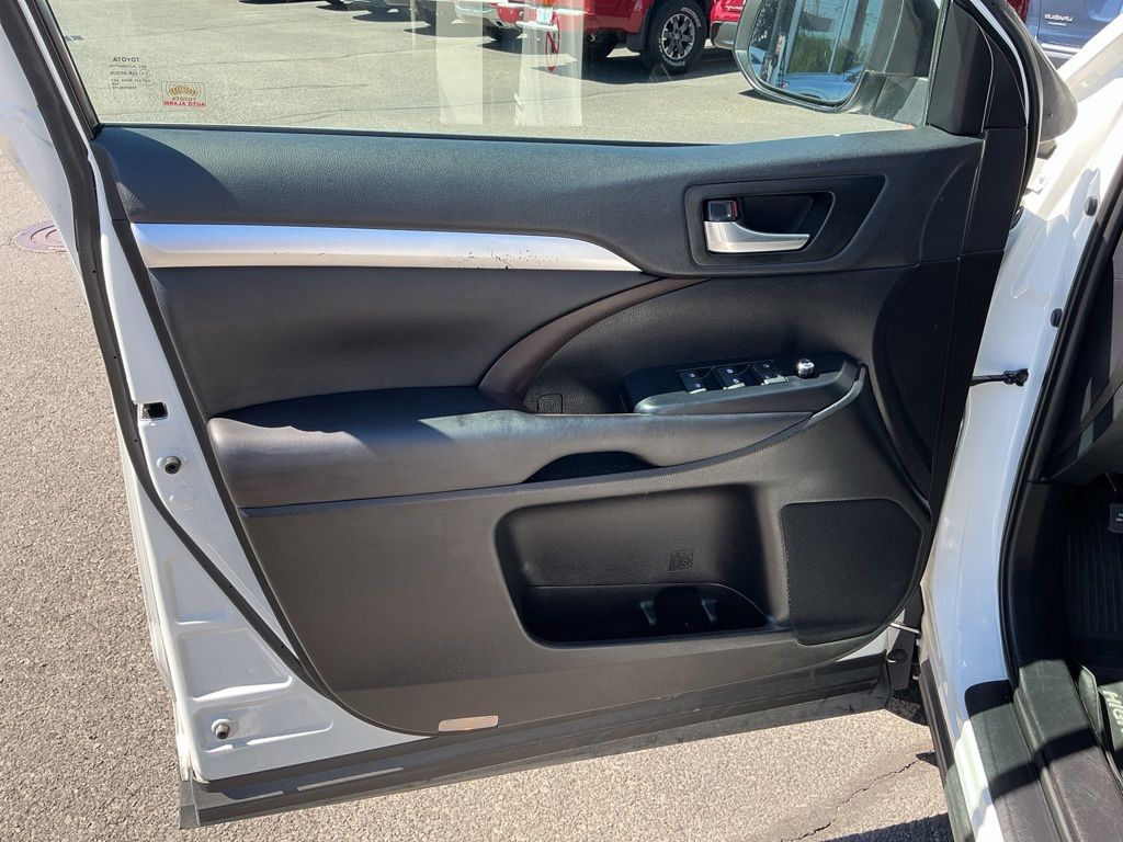 Thumbnail: 2019 Toyota Highlander - 23