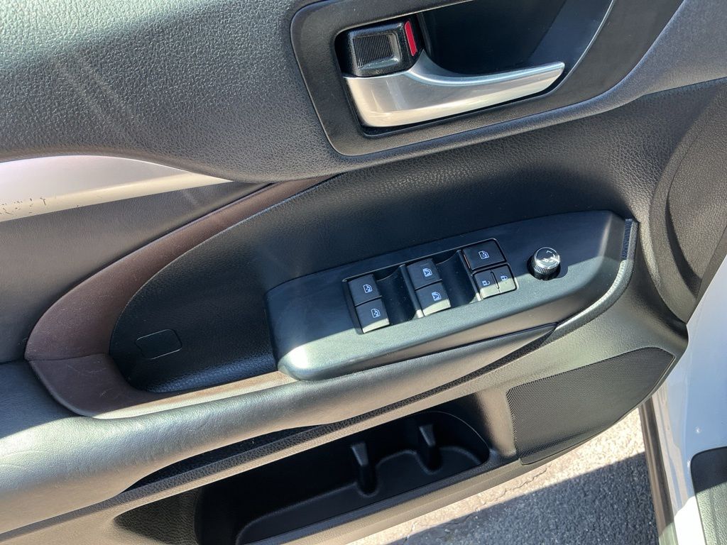 Thumbnail: 2019 Toyota Highlander - 24