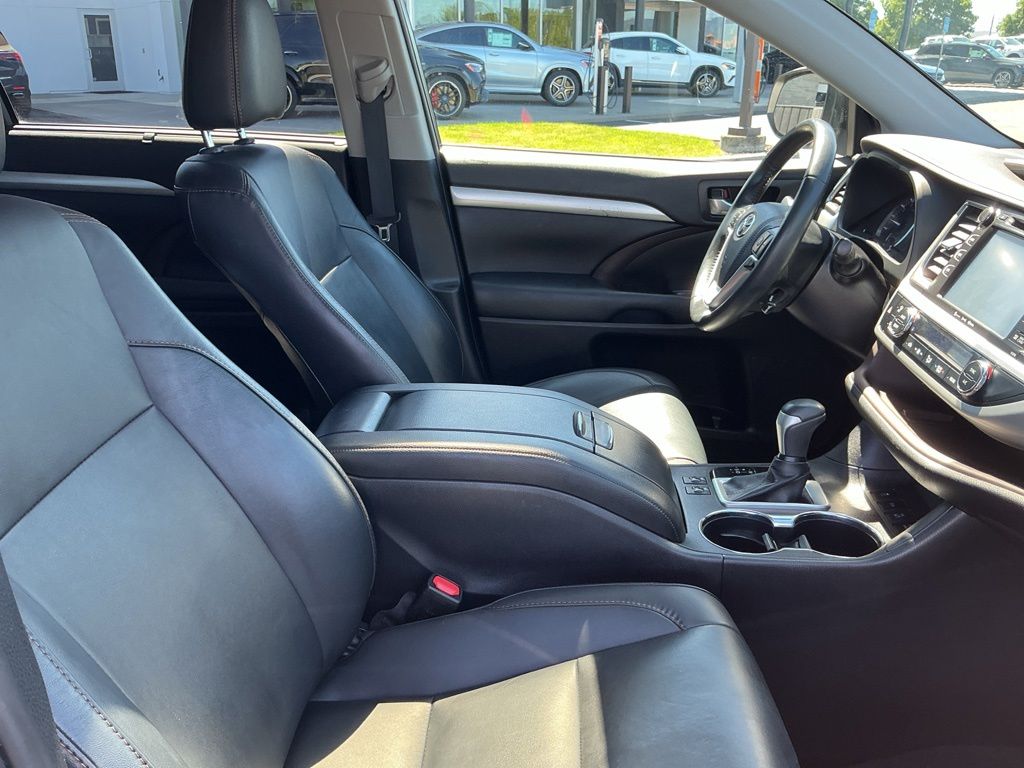 Thumbnail: 2019 Toyota Highlander - 25