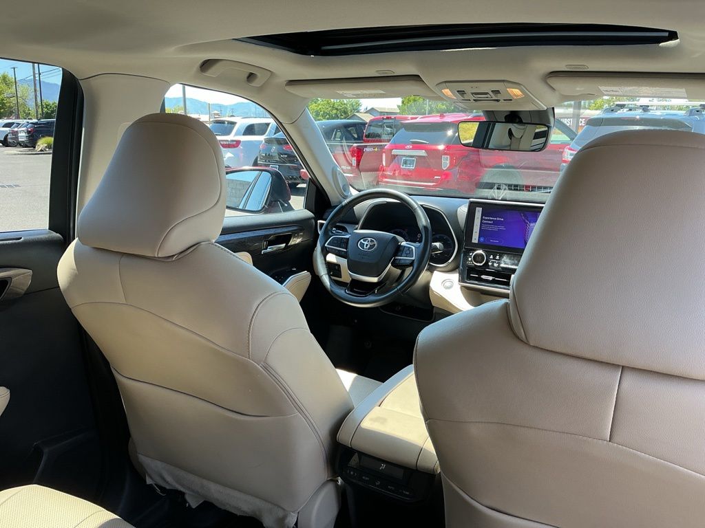 Thumbnail: 2023 Toyota Highlander - 5