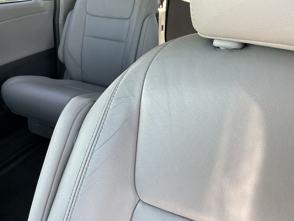 Thumbnail: 2016 Toyota Sienna - 10