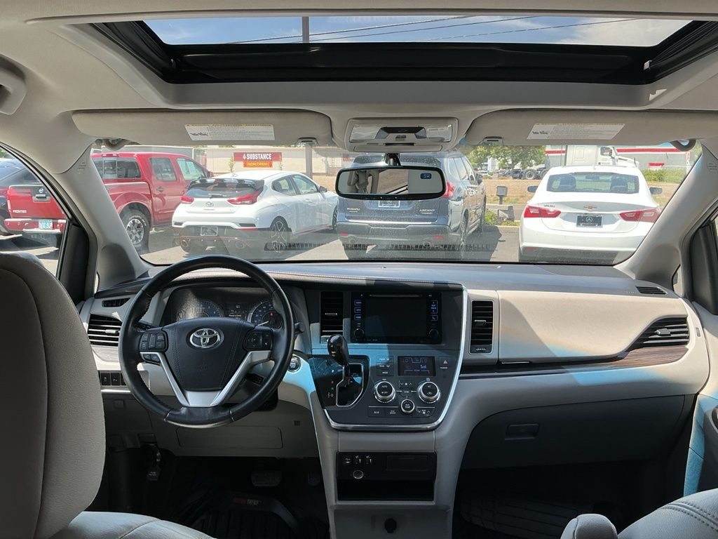 Thumbnail: 2016 Toyota Sienna - 2