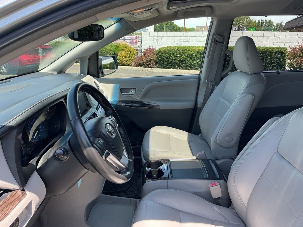 Thumbnail: 2016 Toyota Sienna - 9