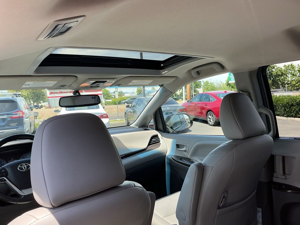 Thumbnail: 2016 Toyota Sienna - 27