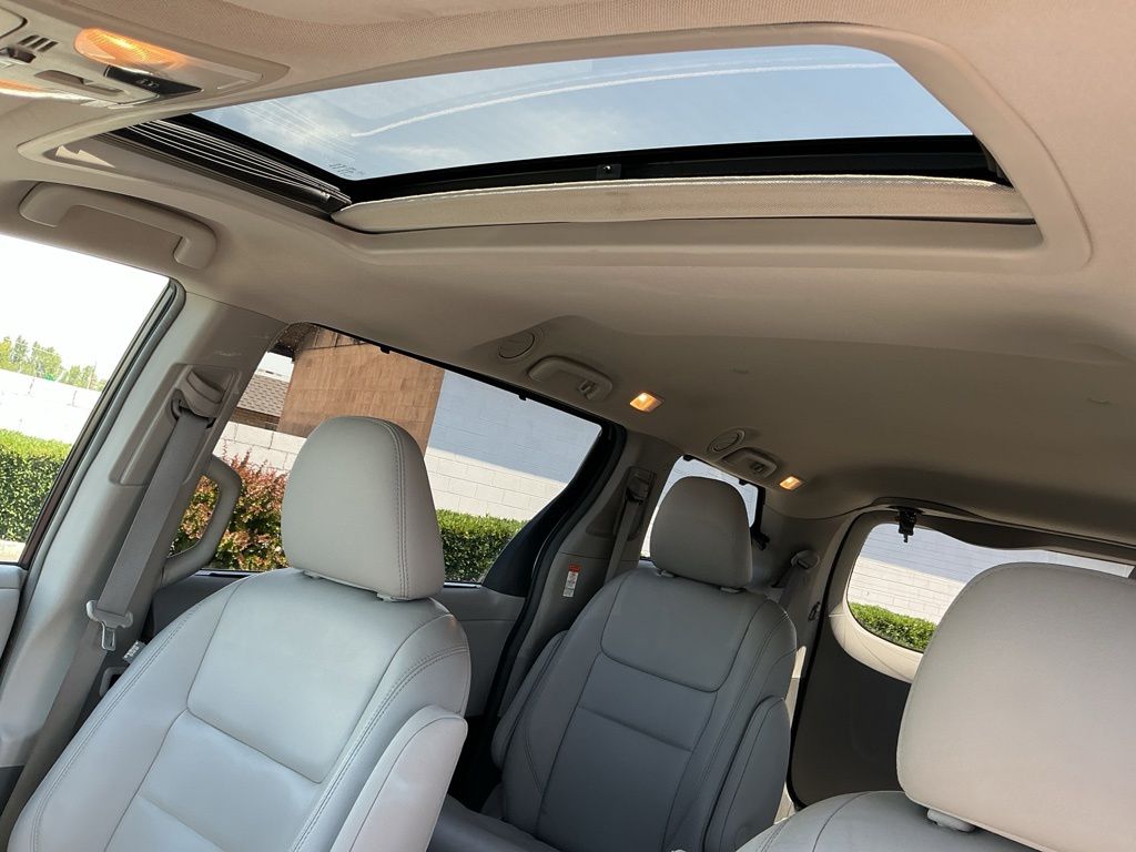 Thumbnail: 2016 Toyota Sienna - 19