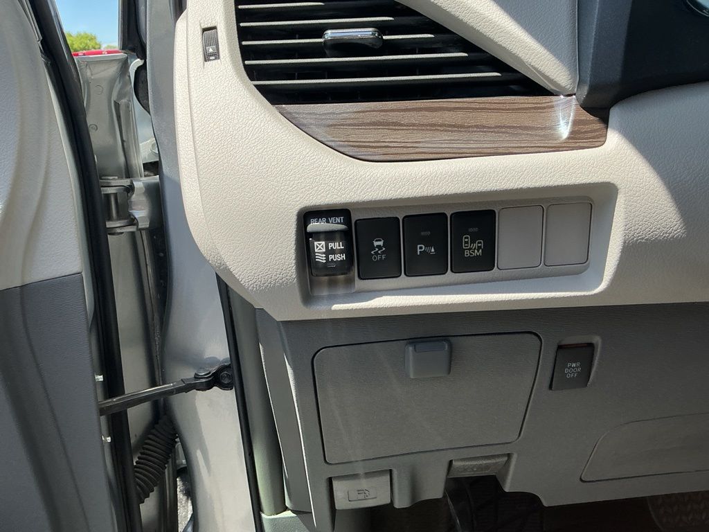 Thumbnail: 2016 Toyota Sienna - 21