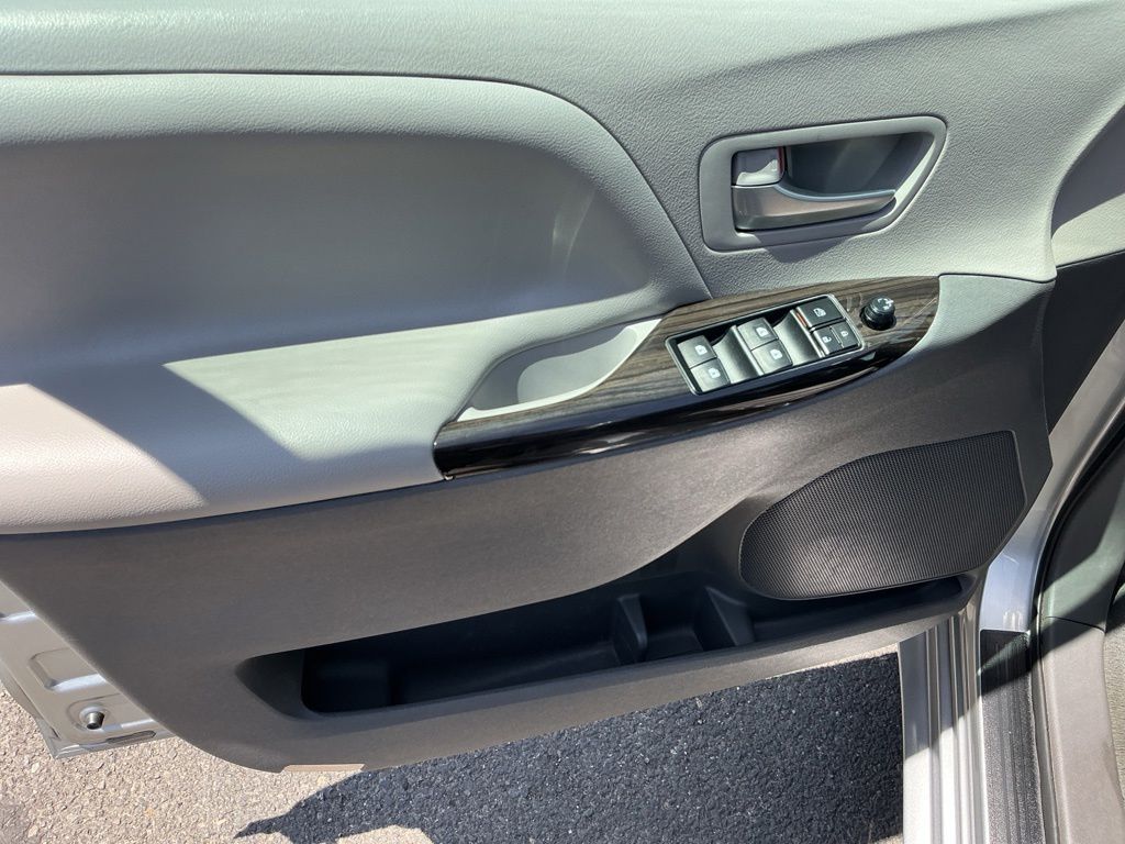 Thumbnail: 2016 Toyota Sienna - 22