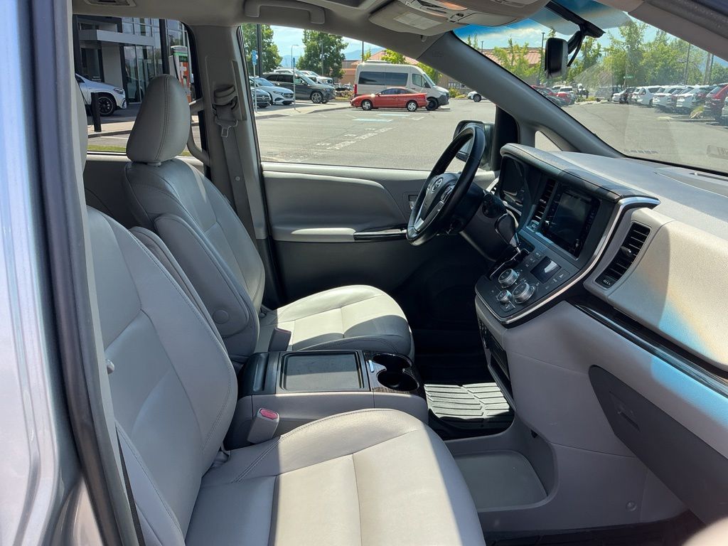 Thumbnail: 2016 Toyota Sienna - 23