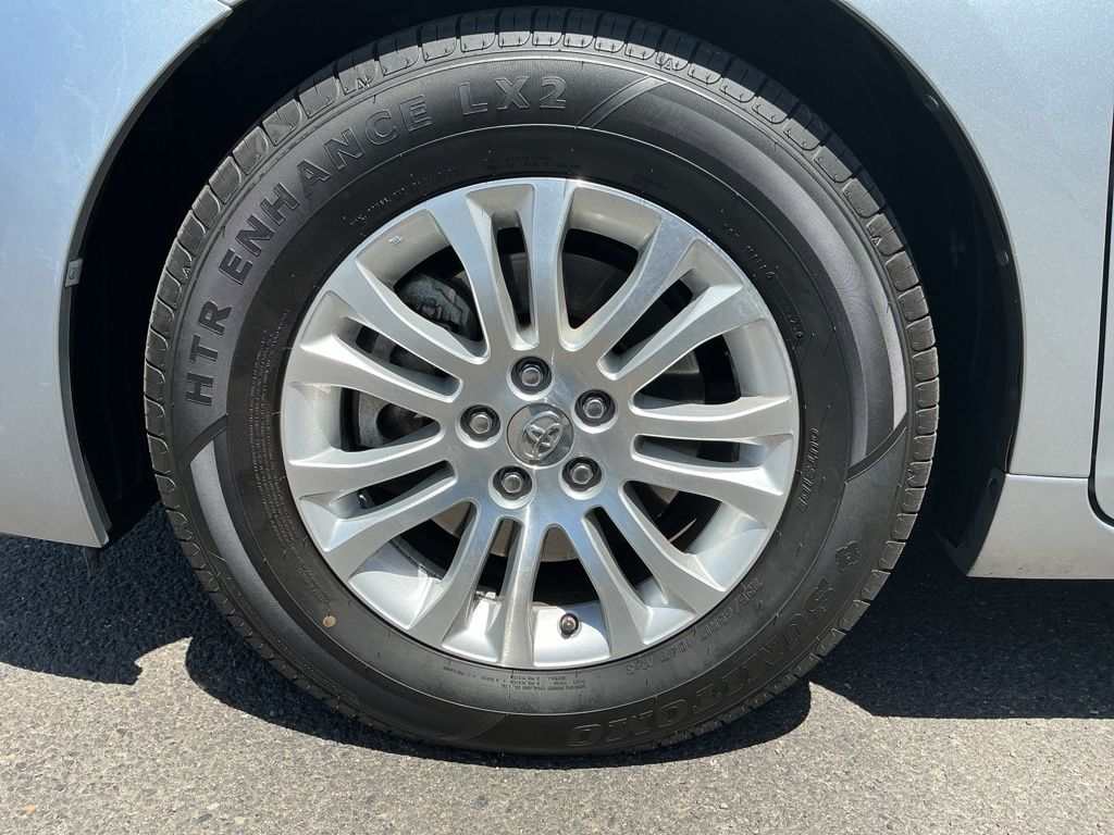 Thumbnail: 2016 Toyota Sienna - 6