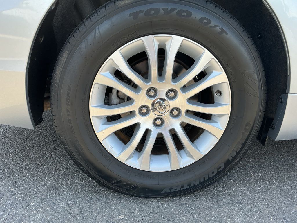 Thumbnail: 2016 Toyota Sienna - 18