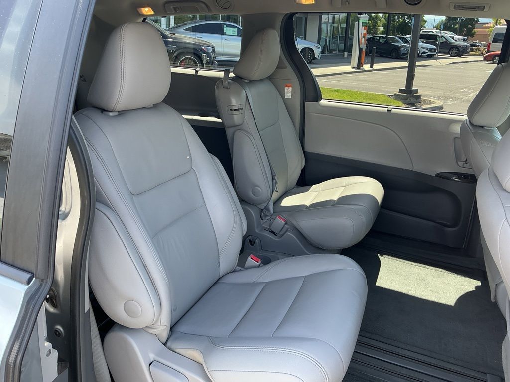 Thumbnail: 2016 Toyota Sienna - 26