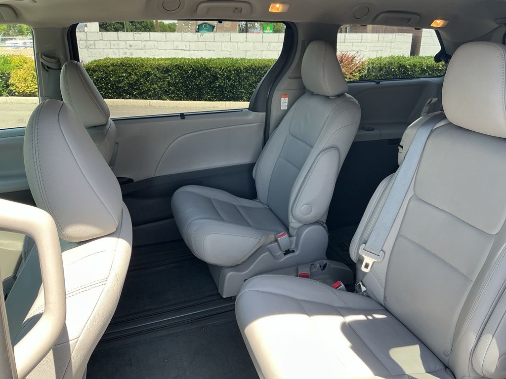 Thumbnail: 2016 Toyota Sienna - 11