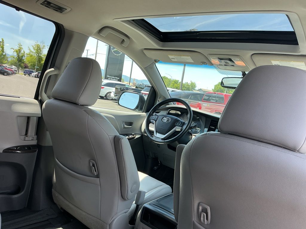 Thumbnail: 2016 Toyota Sienna - 14