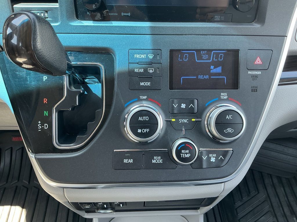 Thumbnail: 2016 Toyota Sienna - 32