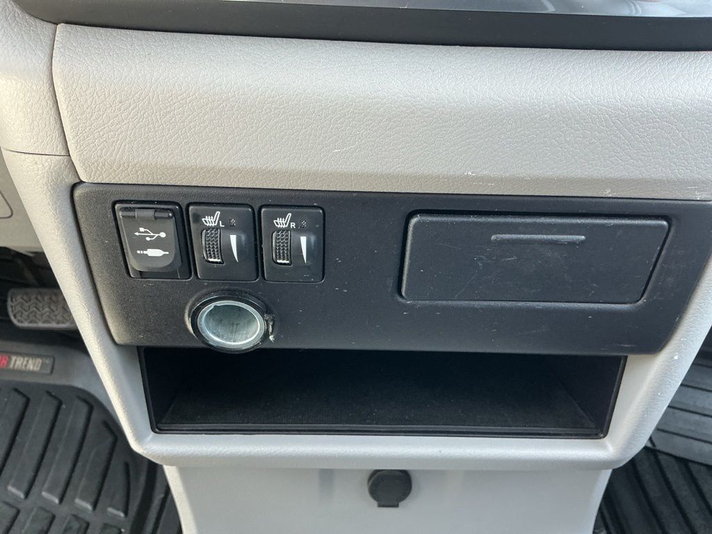 Thumbnail: 2016 Toyota Sienna - 31