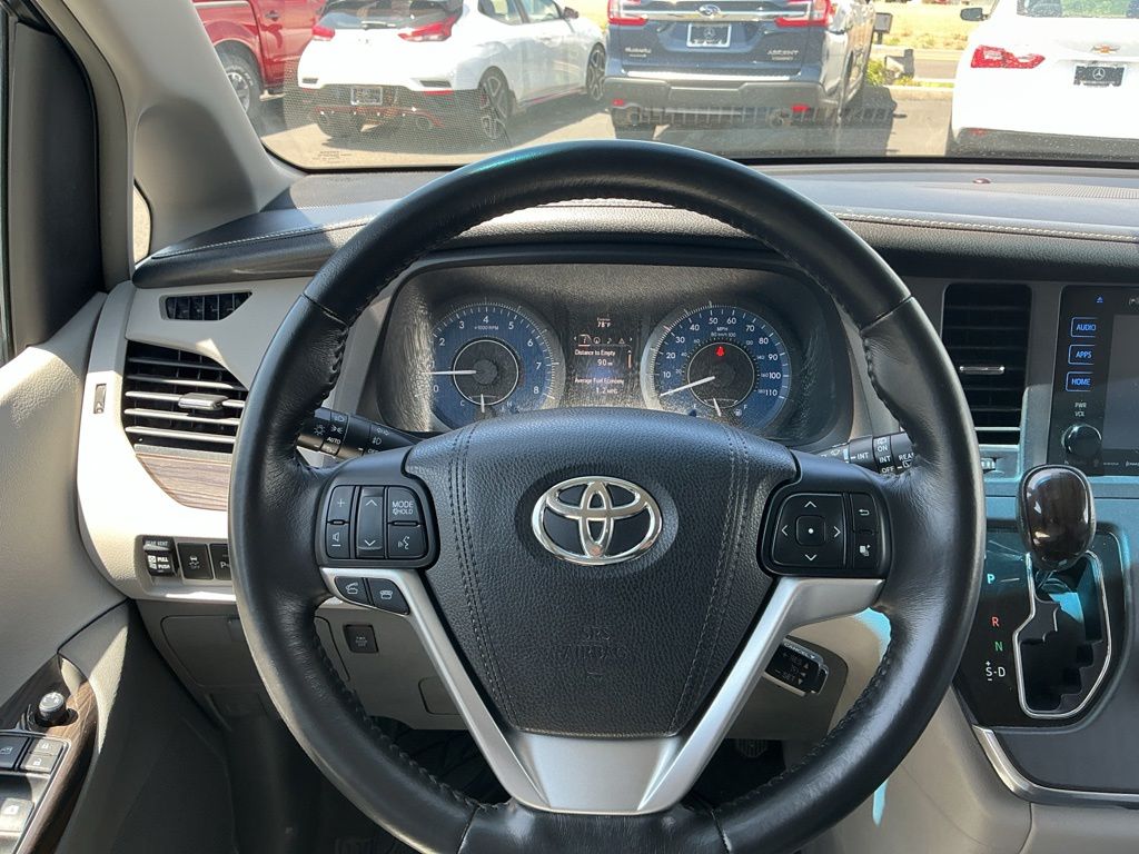 Thumbnail: 2016 Toyota Sienna - 8