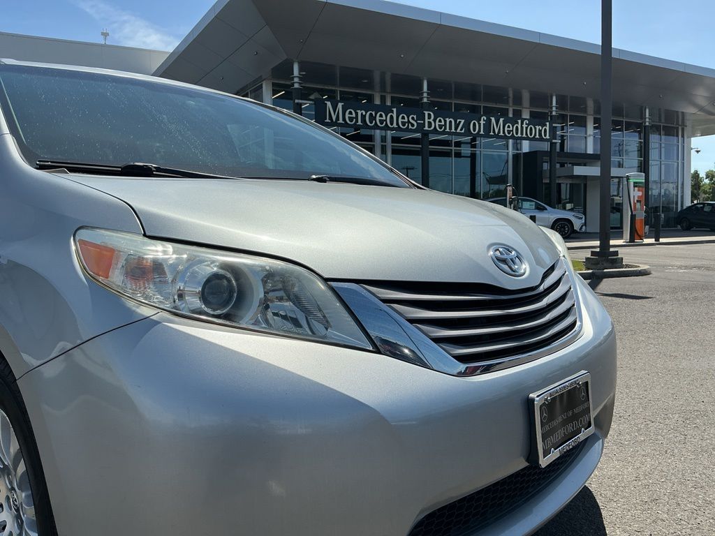 Thumbnail: 2016 Toyota Sienna - 15