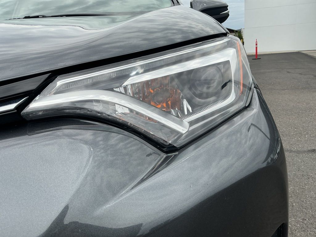 Thumbnail: 2016 Toyota RAV4 - 15