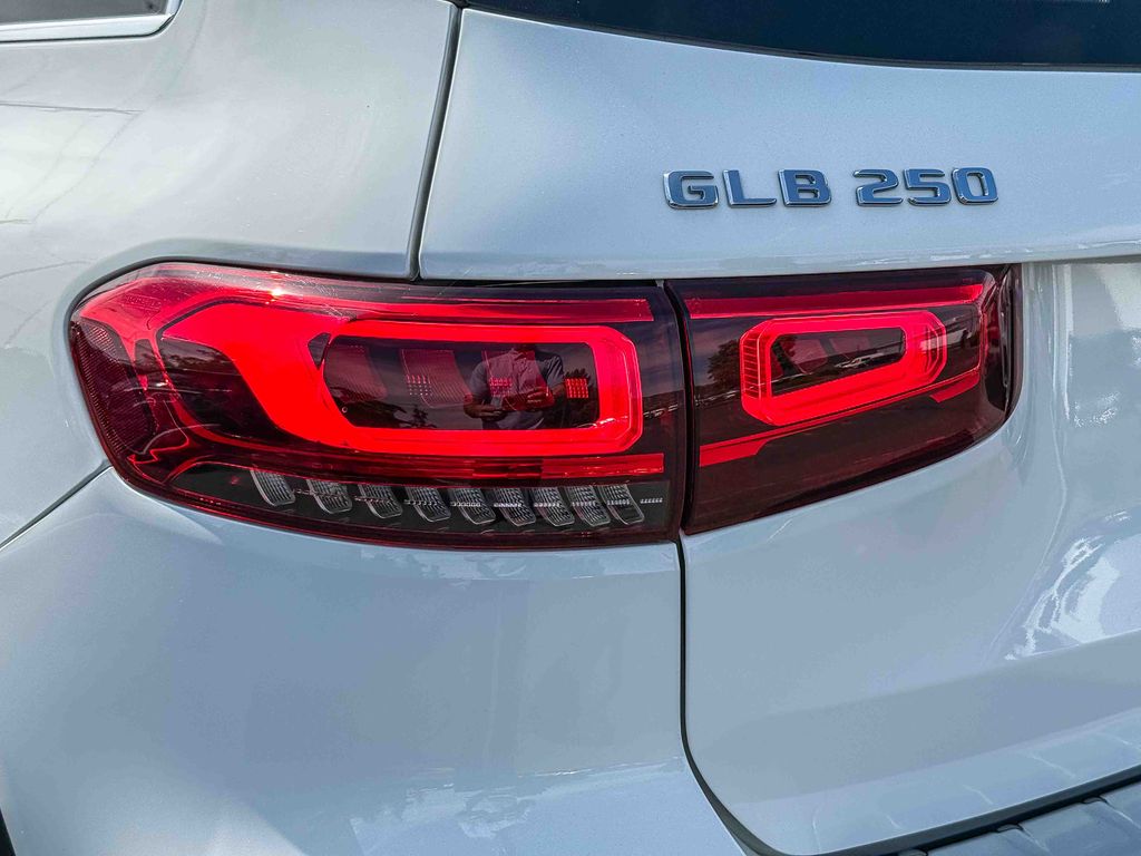 Thumbnail: 2022 Mercedes-Benz GLB - 17