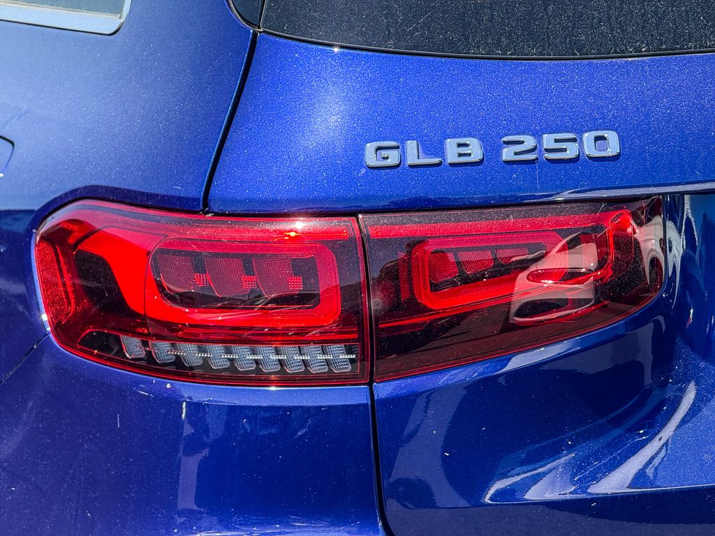Thumbnail: 2022 Mercedes-Benz GLB - 10