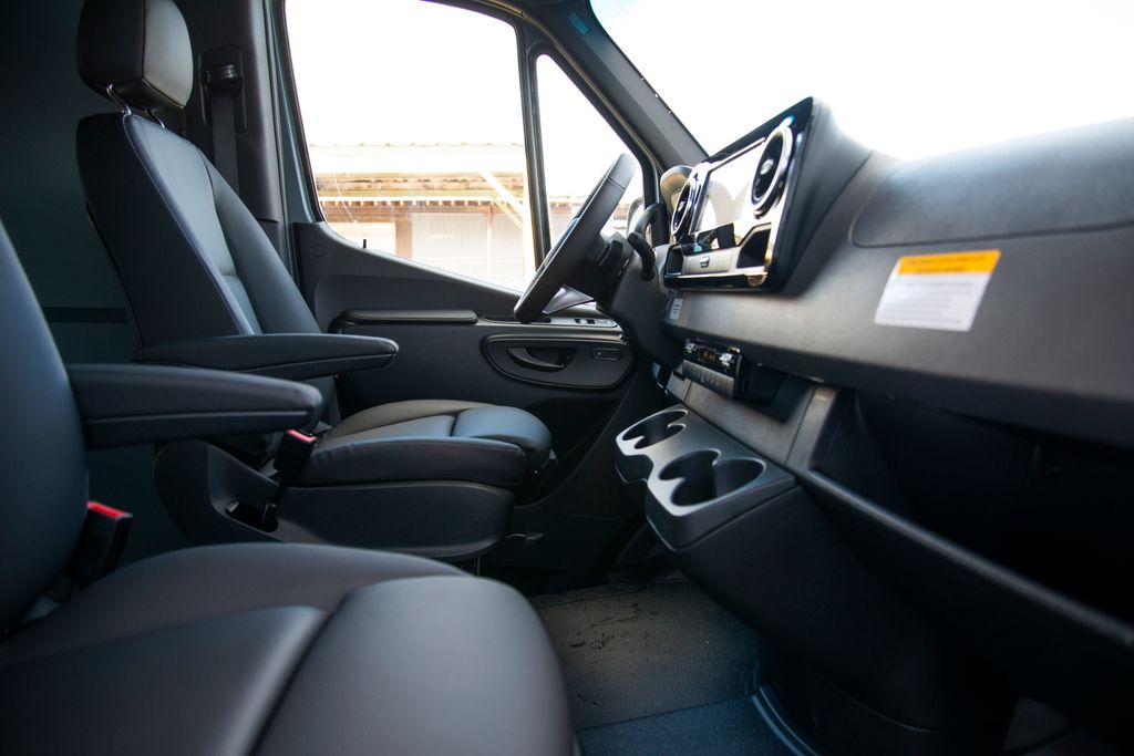 Thumbnail: 2026 Mercedes-Benz Sprinter - 6