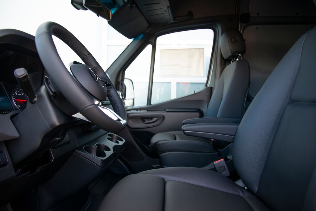 Thumbnail: 2026 Mercedes-Benz Sprinter - 8