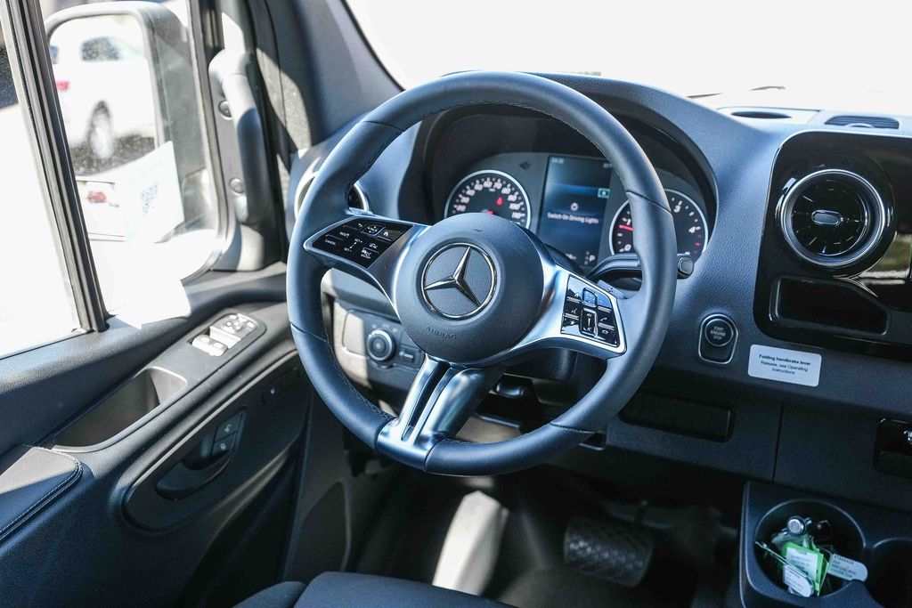 Thumbnail: 2026 Mercedes-Benz Sprinter - 9