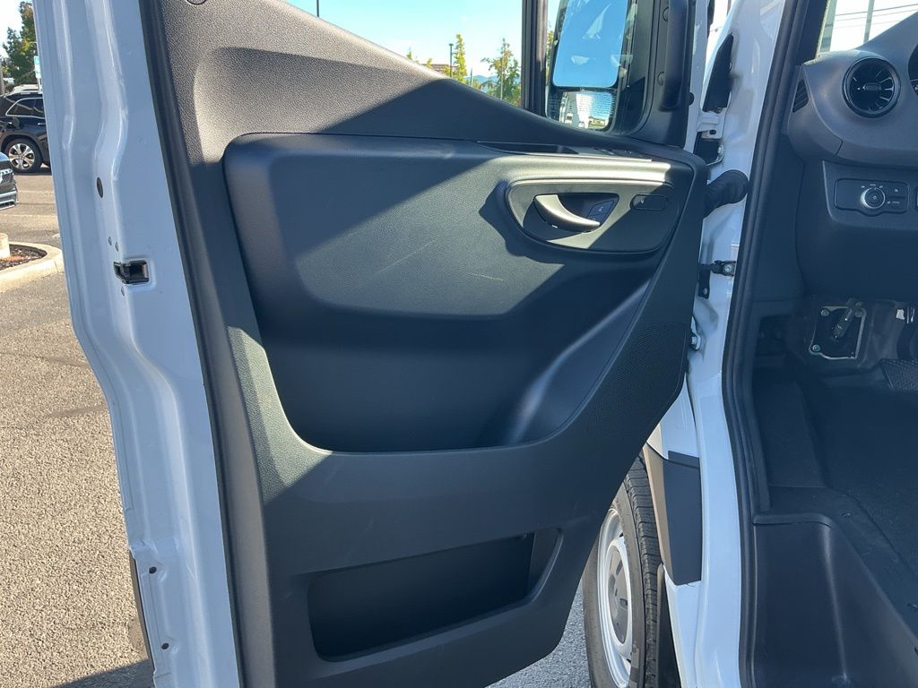 Thumbnail: 2025 Mercedes-Benz Sprinter - 20