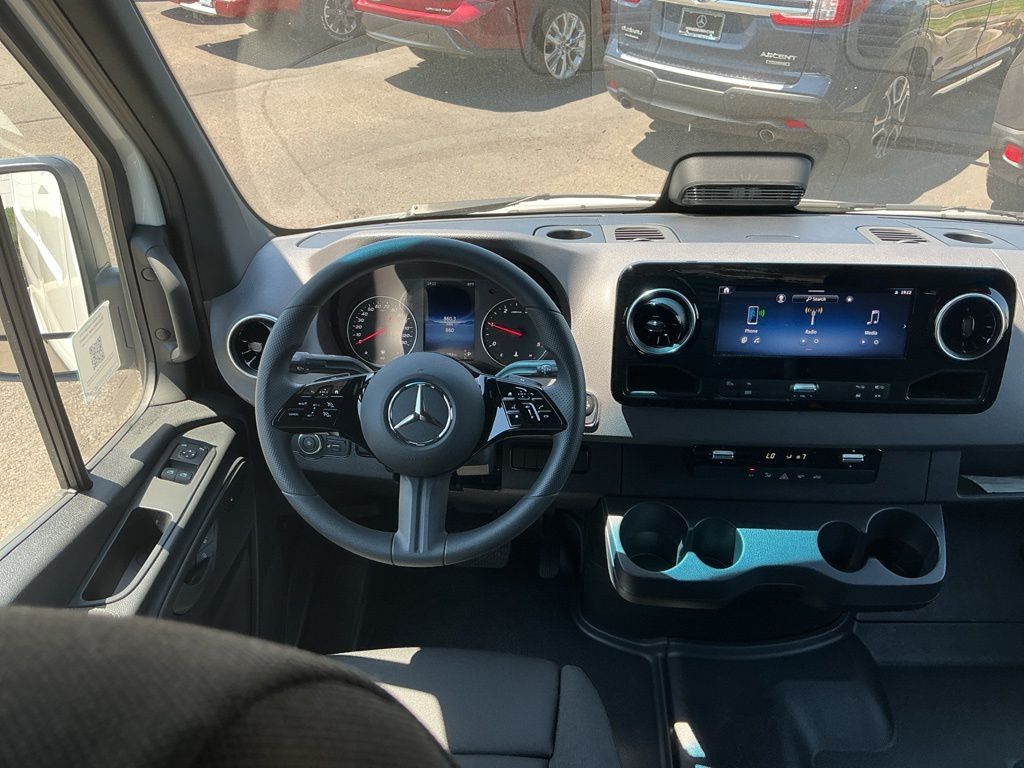 Thumbnail: 2025 Mercedes-Benz Sprinter - 8