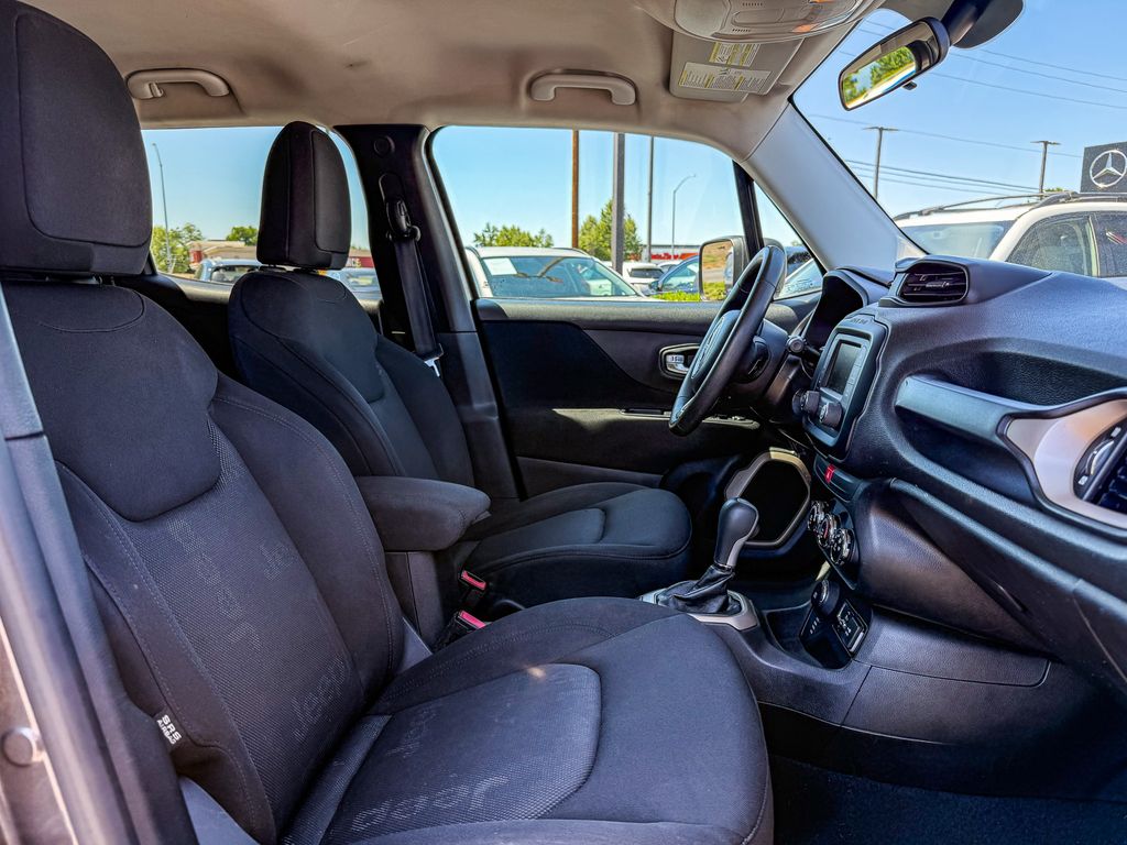 Thumbnail: 2017 Jeep Renegade - 9