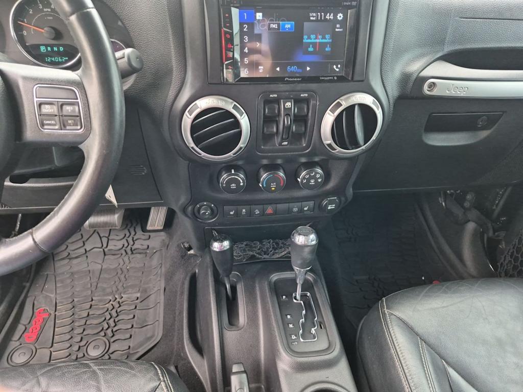 Thumbnail: 2015 Jeep Wrangler - 23