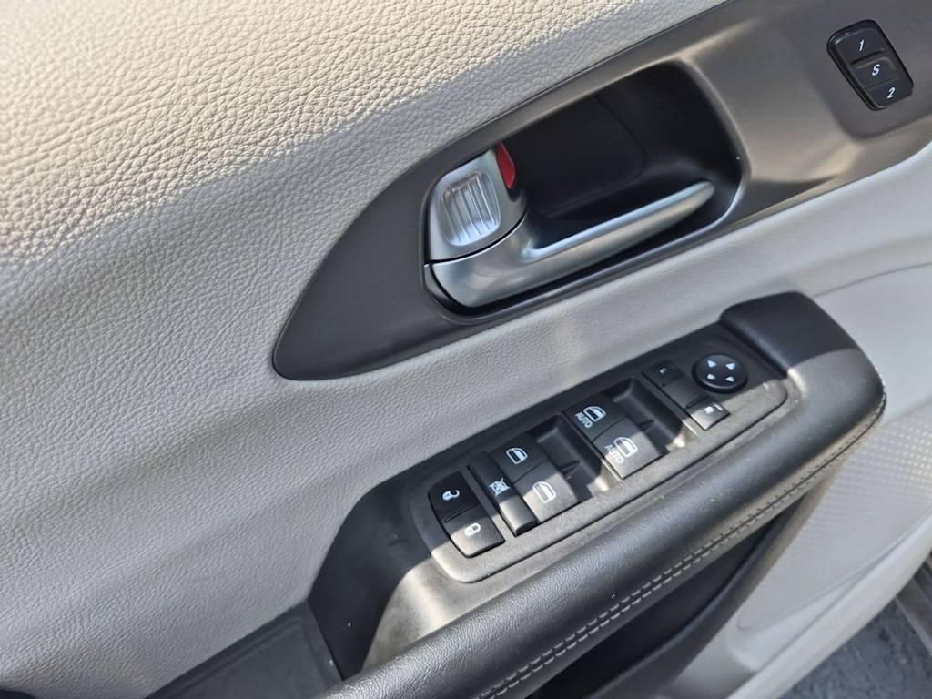 Thumbnail: 2022 Chrysler Pacifica - 20