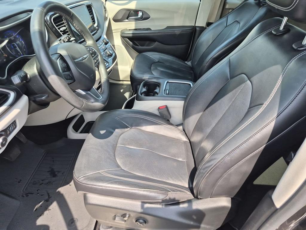 Thumbnail: 2022 Chrysler Pacifica - 9