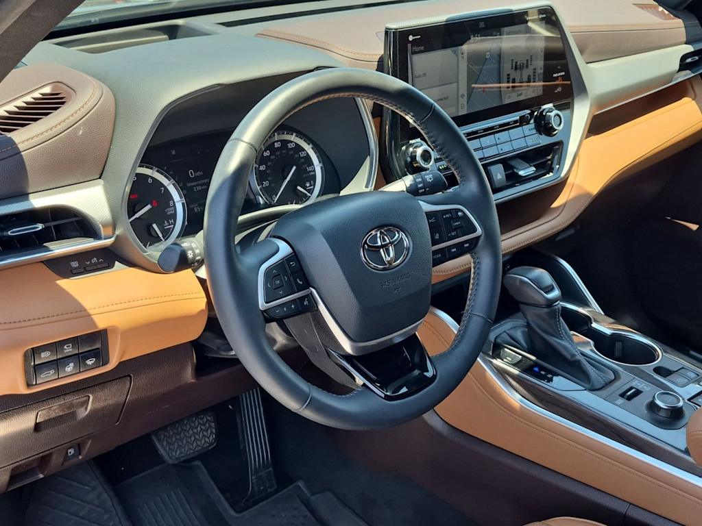 Thumbnail: 2022 Toyota Highlander - 2