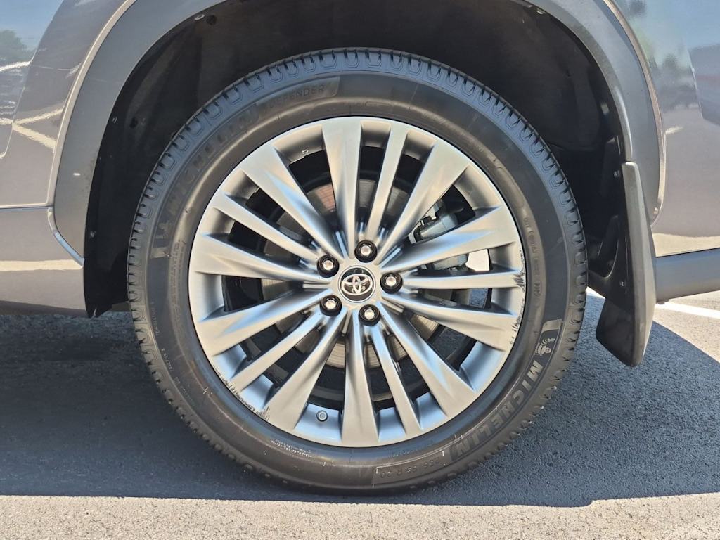 Thumbnail: 2022 Toyota Highlander - 8