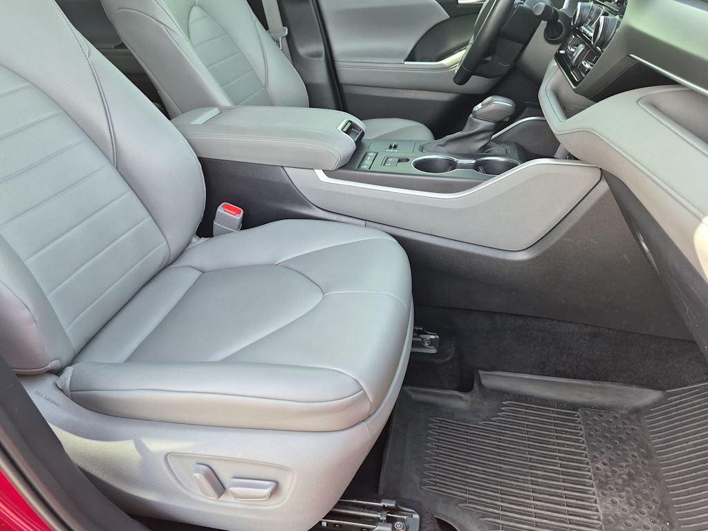 Thumbnail: 2021 Toyota Highlander - 23