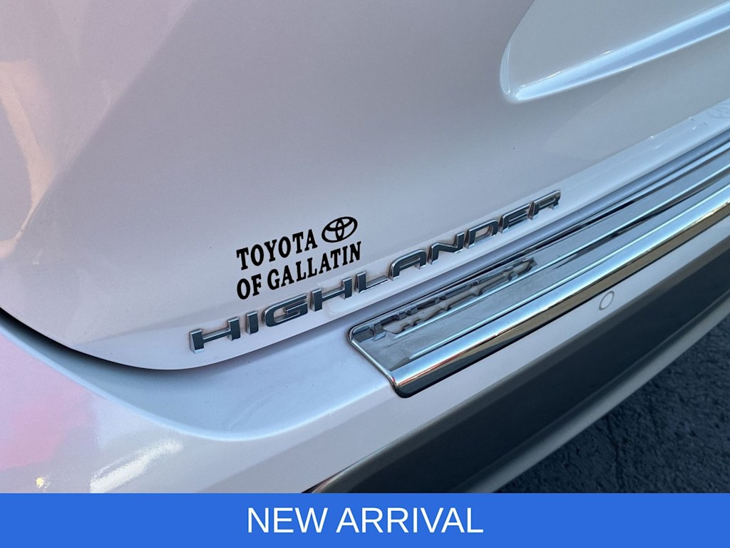 Thumbnail: 2023 Toyota Highlander - 7