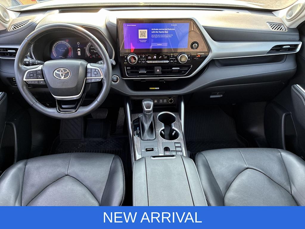 Thumbnail: 2023 Toyota Highlander - 9