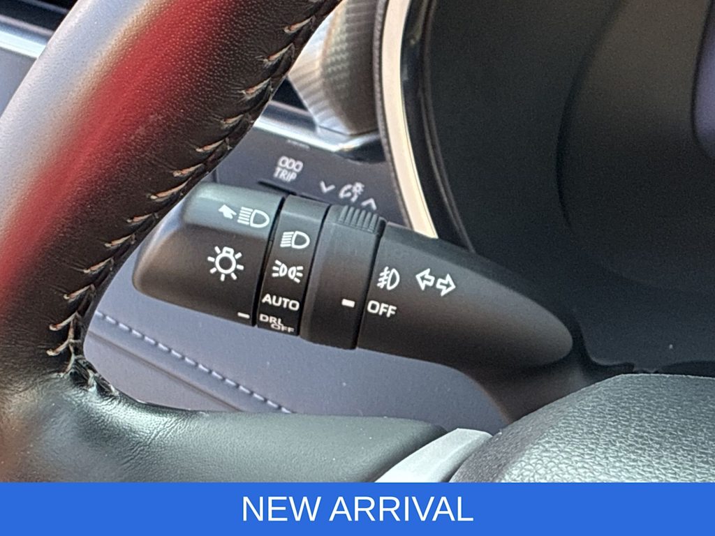 Thumbnail: 2023 Toyota Highlander - 18