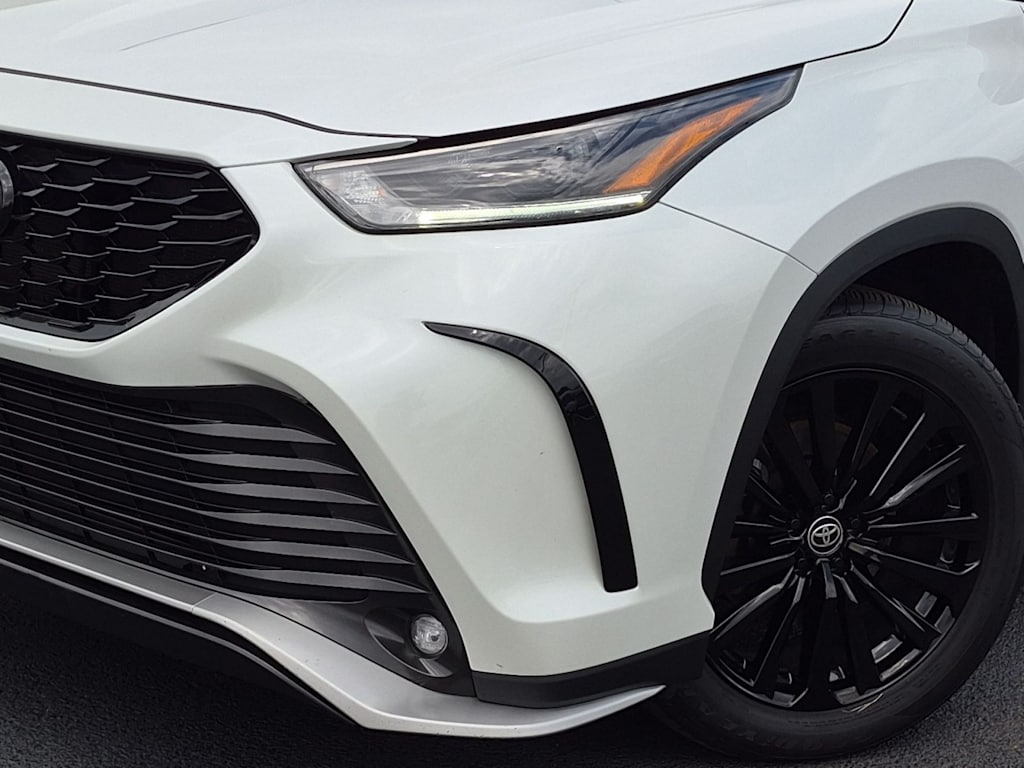 Thumbnail: 2023 Toyota Highlander - 24
