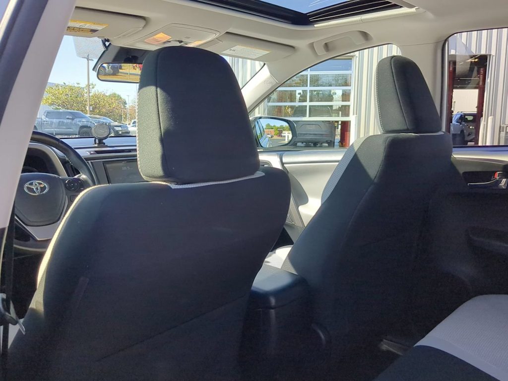 Thumbnail: 2018 Toyota RAV4 - 12