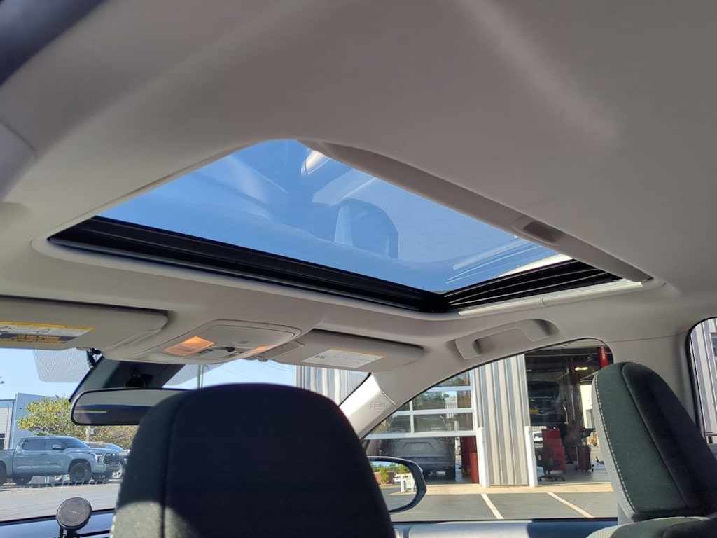 Thumbnail: 2018 Toyota RAV4 - 30