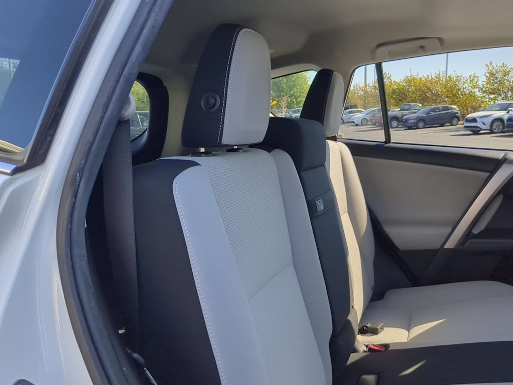 Thumbnail: 2018 Toyota RAV4 - 31
