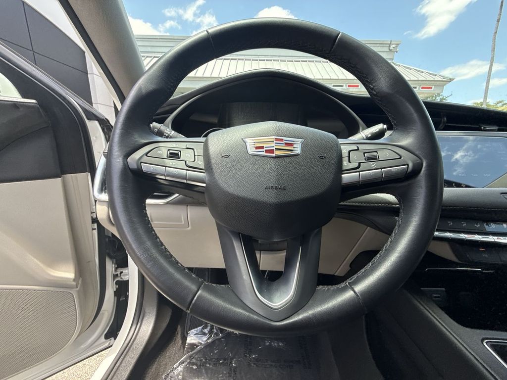 Thumbnail: 2023 Cadillac XT4 - 10