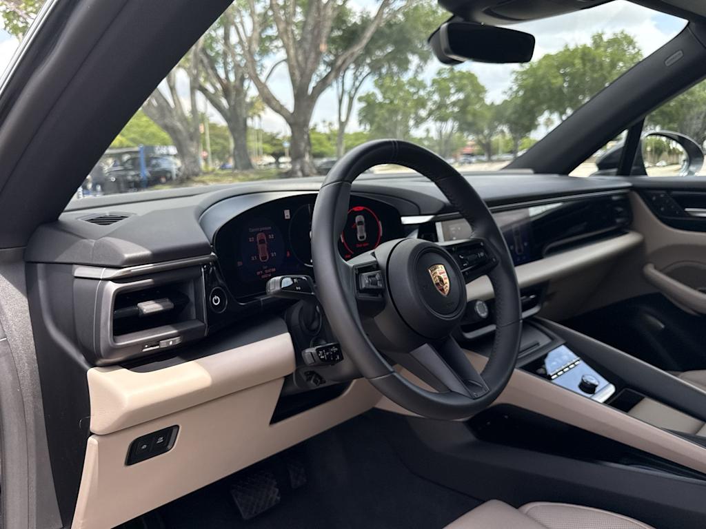 Thumbnail: 2025 Porsche Macan - 2