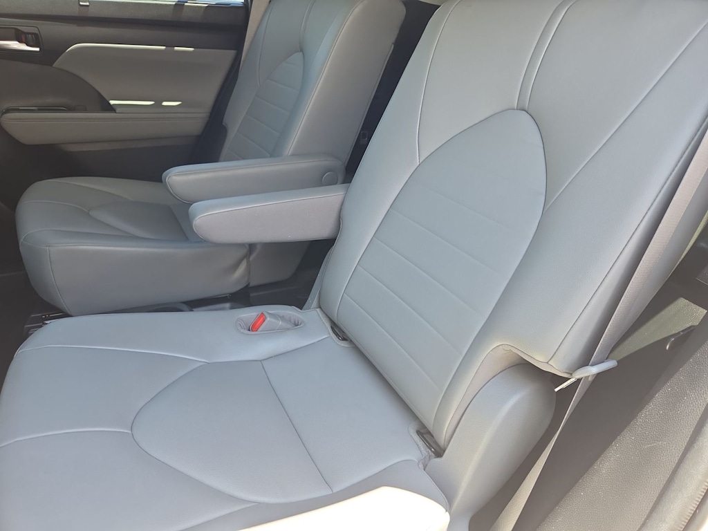 Thumbnail: 2021 Toyota Highlander - 25